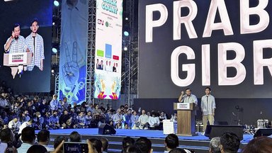 Prabowo Subianto erklärt seinen Sieg bei den indonesischen Präsidentschaftswahlen zusammen mit seinem ältesten Sohn, der Vizepräsident sein wird, in Jakarta, Indonesien