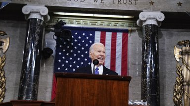 Joe Biden spricht frisch vor US Flagge und dem Text "In God we trust" seine State of the Union Rede