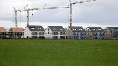 Neubauten auf einem Feld bzw. in einer Neubausiedlung 