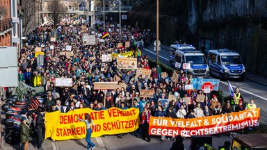Viele Menschen gehen während einer Demonstration durch Freiburg und demonstrieren gegen rechts während sie Banner mit Aufschriften wie "Für Vielfalt &amp; Solidarität gegen Rechtsextremismus", "# Demokratie vereint stärken und schützen!" oder "Menschenrechte statt rechte Menschen" tragen. Mit der Demonstration wollen die Teilnehmer ein Zeichen des Widerstands gegen rechtsextreme Umtriebe setzen.