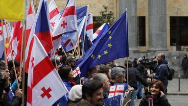 Teilnehmer schwenken eine riesige EU-Flagge, die die europäischen Bestrebungen der gesamten georgischen Gesellschaft symbolisiert, während eines Marsches, der vom Platz der Ersten Republik zum Europaplatz führt, um Georgiens Bewerbung um die EU-Mitgliedschaft am 9. Dezember 2023 in Tiflis, Georgien, zu unterstützen. 