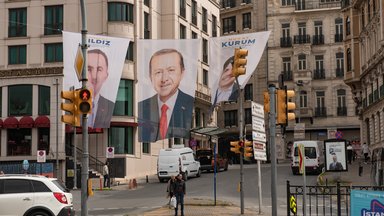 Ein Wahlbanner des türkischen Präsidenten Recep Tayyip Erdogan von der regierenden AKP hängt über einer Straße in Istanbul.