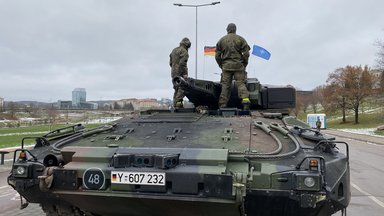 Zwei deutsche Soldaten stehen auf einem Schützenpanzer Puma vor der Militärparade.