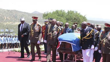 Sargträger tragen den mit einer Flagge bedeckten Sarg des verstorbenen namibischen Präsidenten Hage Geingob während seiner Trauerfeier in Windhoek, Namibia