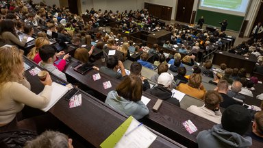 Studierende nehmen an der Einführungsveranstaltung im Audimax der Ludwig-Maximilians-Universität (LMU) teil. 