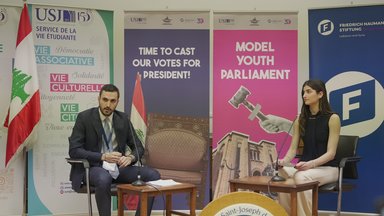 Jugendliche debattieren beim Model Youth Parliament