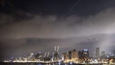 Nach dem iranischen Angriff in Tel Aviv, Israel, am 14. April 2024 sind Explosionen am Himmel der Hauptstadt zu beobachten.