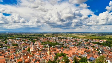 Kleine alte Stadt namens Schriesheim vom Odenwald aus gesehen in Deutschland 