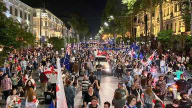 28. APRIL 2024: Menschen, die gegen das Gesetz über ausländische Agenten protestieren, marschieren zum georgischen Parlament. 