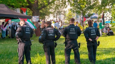 Polizisten bei einem propalästinensischen Protestcamp auf dem Campus der Goethe-Universität.