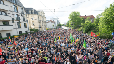 Teilnehmer einer Kundgebung anlässlich eines Angriffs auf einen SPD-Politiker stehen auf dem Pohlandplatz.