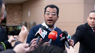 Der Oppositionsführer und ehemalige Präsidentschaftskandidat von Nicaragua, Felix Maradiaga, spricht mit Reportern nach seiner Ankunft aus Nicaragua am Washington Dulles International Airport in Chantilly, Virginia, am Donnerstag, 9. Februar 2023. 