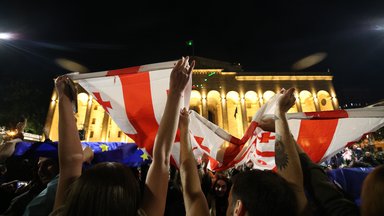 Demonstranten, die sich gegen den Gesetzentwurf zur „Transparenz ausländischer Einflussnahme“ aussprechen, versammeln sich vor dem Parlamentsgebäude zu einer nächtlichen Protestaktion in Tiflis, Georgien
