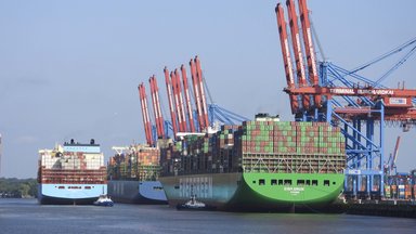 Containerschiff im Hamburger Hafen