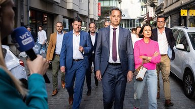 Premierminister De Croo seinen Rücktritt an, am Montagmorgen reichte er diesen offiziell bei König Philippe von Belgien ein. De Croos Regierung wird allerdings administrativ im Amt bleiben, bis eine neue Regierung gebildet wurde 