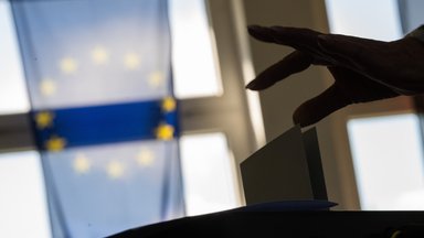 Eine Frau wirft in einem Wahllokal im Bezirk Lichtenberg ihren Wahlzettel für die Europawahl ein