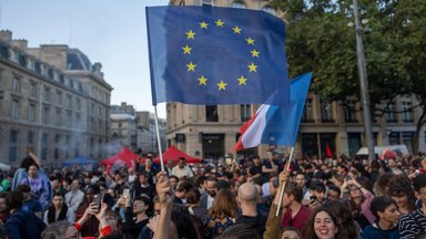 Anhänger der neuen Volksfront auf dem Place de la République in Paris nach dem Wahlausgang