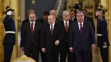 From left, Armenian Prime Minister Nikol Pashinyan, Russian President Vladimir Putin, Kazakhstan's President Kassym-Jomart Tokayev and Tajikistan's President Emomali Rahmon enter a hall prior to a meeting of the leaders of the Collective Security Treaty Organization (CSTO) at the Kremlin in Moscow, Russia, Monday, May 16, 2022.