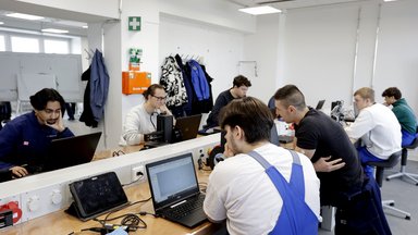 Auszubildende in einer Elektrowerkstatt.