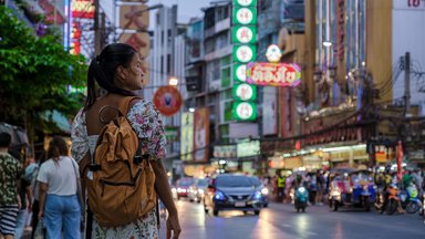 Thailand hat keine Schuldenbremse. Also hat die Regierung Carte Blanche: 50 Millionen Thais bekommen jeweils 250 Euro geschenkt. 