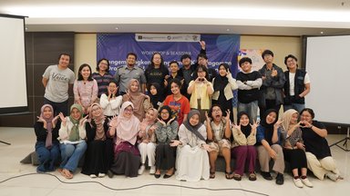 A big group photo of the participants, speakers, and organizers.