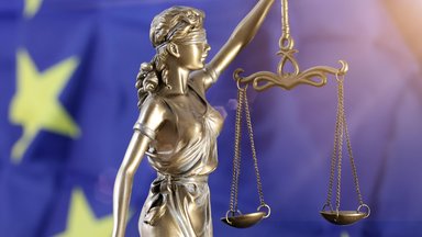 Justitia vor einer Europa-Flagge 