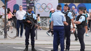 Vor den Olympischen Sommerspielen, Olympia Paris 2024, Polizisten stehen in einer Straße in Paris Wache. 