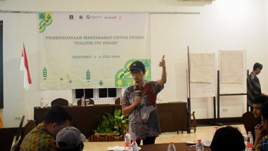 Salah satu fasilitator LeGePe, Daniel, tengah memberikan pemaparan kepada para peserta kegiatan.