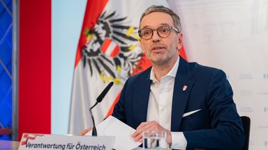 Die FPÖ verfolgt das Ziel einer „Festung Österreich“ und lehnt europäische Solidarität sowie EU-Entscheidungen ab. 