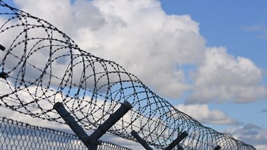 Der Begriff "transnationale Bedrohung" bezeichnet die Strategien autoritärer Regime, mit denen sie ihre Kritiker auch über Landesgrenzen hinweg zum Schweigen bringen.