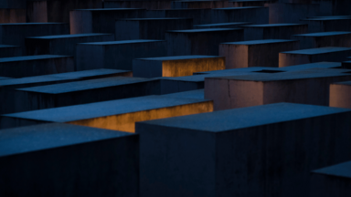 Lichter beleuchten die Betonplatten des Holocaust-Mahnmals, nachdem die Sonne am Vorabend des Internationalen Holocaust-Gedenktages untergegangen ist, der den Jahrestag der Befreiung des Nazi-Todeslagers Auschwitz-Birkenau markiert, in Berlin, Deutschland, Sonntag, 26. Januar 2025