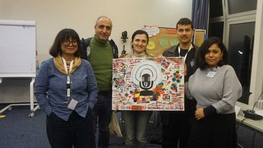 Penulis (kiri) beserta peserta seminar