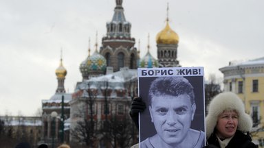Eine Frau hält ein Porträt des ermordeten Kremlkritikers Boris Nemtsov  im Zentrum von St. Petersburg,