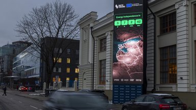 Ein Bildschirm in der Nähe des Energiemuseums und der Mindaugas-Brücke weist darauf hin, dass sich die baltischen Staaten am 8. Februar in Vilnius, Litauen, vom russischen Stromnetz abkoppeln werden, um sich mit Kontinentaleuropa zu synchronisieren, 