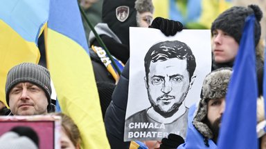 Menschen nehmen anlässlich des dritten Jahrestages des russischen Einmarsches in der Ukraine an einer Kundgebung teil.