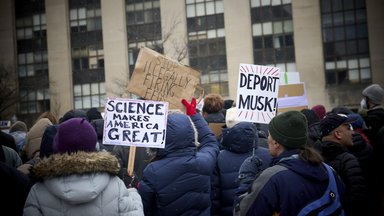 Ehemalige Bundesbedienstete protestieren gegen die Politik der Trump-Regierung vor dem Hubert Humphrey Health and Human Services Building in Washington D.C. 