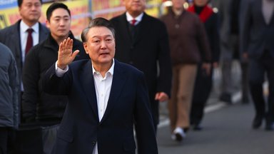 Der abgesetzte südkoreanische Präsident Yoon Suk-yeol begrüßt seine Anhänger, nachdem er aus einer Haftanstalt in Uiwang, Südkorea, herausgekommen ist, Samstag, 8. März 2025.