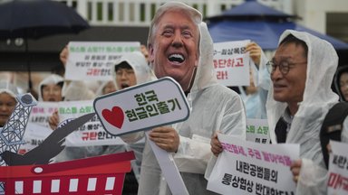 South Korea's government is very accommodating to US President Donald Trump - too much so, according to these demonstrators in Seoul.