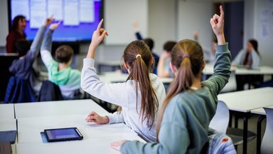 Viele Jugendliche schätzen demokratische Werte, doch ihr Vertrauen in politische Prozesse ist oft gering. Eine Studie zeigt, dass Schulen mehr zeitgemäße und digitale Beteiligungsmöglichkeiten bieten sollten.