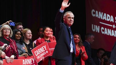 Der kanadische Premierminister Mark Carney winkt nach seiner Rede in seinem Wahlkampfhauptquartier, nachdem die Liberale Partei die kanadischen Wahlen in Ottawa gewonnen hatte.
