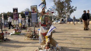 Ein Foto zeigt die israelische Geisel Romi Gonen auf dem Gelände des Nova-Musikfestivals im Süden Israels nahe der Grenze zum Gazastreifen, bei dem Hunderte von Feiernden von der Hamas getötet oder entführt wurden, 