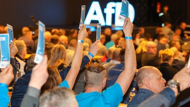 Delegierte stimmen beim Landesparteitag der AfD Sachsen-Anhalt 