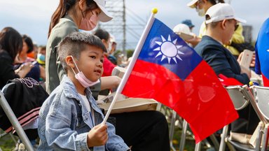 Ein Kind hält eine taiwanesische Flagge während der Feierlichkeiten zum taiwanesischen Nationalfeiertag in Taipeh, Taiwan