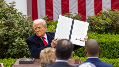 US-Präsident Donald Trump zeigt eine Durchführungsverordnung über „gegenseitige Zölle“ im Rosengarten des Weißen Hauses in Washington, D.C., Vereinigte Staaten, am 2. April 2025