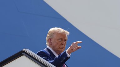Präsident Donald Trump gestikuliert, während er an Bord der Air Force One geht, um den Luftwaffenstützpunkt Al Udeid zu verlassen, Donnerstag, 15. Mai 2025, in Doha, Katar.