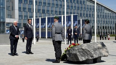 Bundespräsident Frank-Walter Steinmeier und Nato-Generalsekretär Mark Rutte stehen bei einer Kranzniederlegung vor dem Hautquartier der Nato. Bei einem Festakt wurde dort an den Beitritt der Bundesrepublik Deutschland zur Nato am am 6. Mai 1955. 