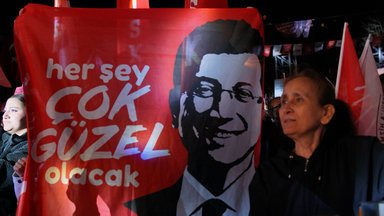  Eine Person hält ein Plakat mit dem Bild des Istanbuler Bürgermeisters Ekrem Imamoglu während einer Protestkundgebung 