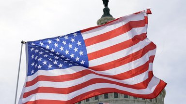 US-Flagge vor dem Kapitol