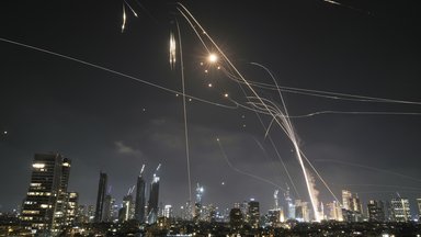 Tel Aviv unter iranischem Raketenbeschuss.