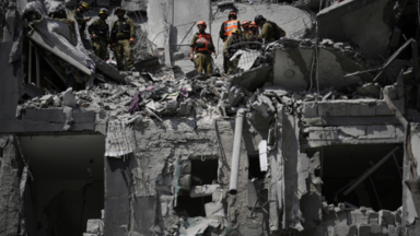 Israelische Soldaten arbeiten an dem Ort, der von einem iranischen Raketenangriff getroffen wurde, bei dem mehrere Menschen ums Leben kamen (24.06.2025). 